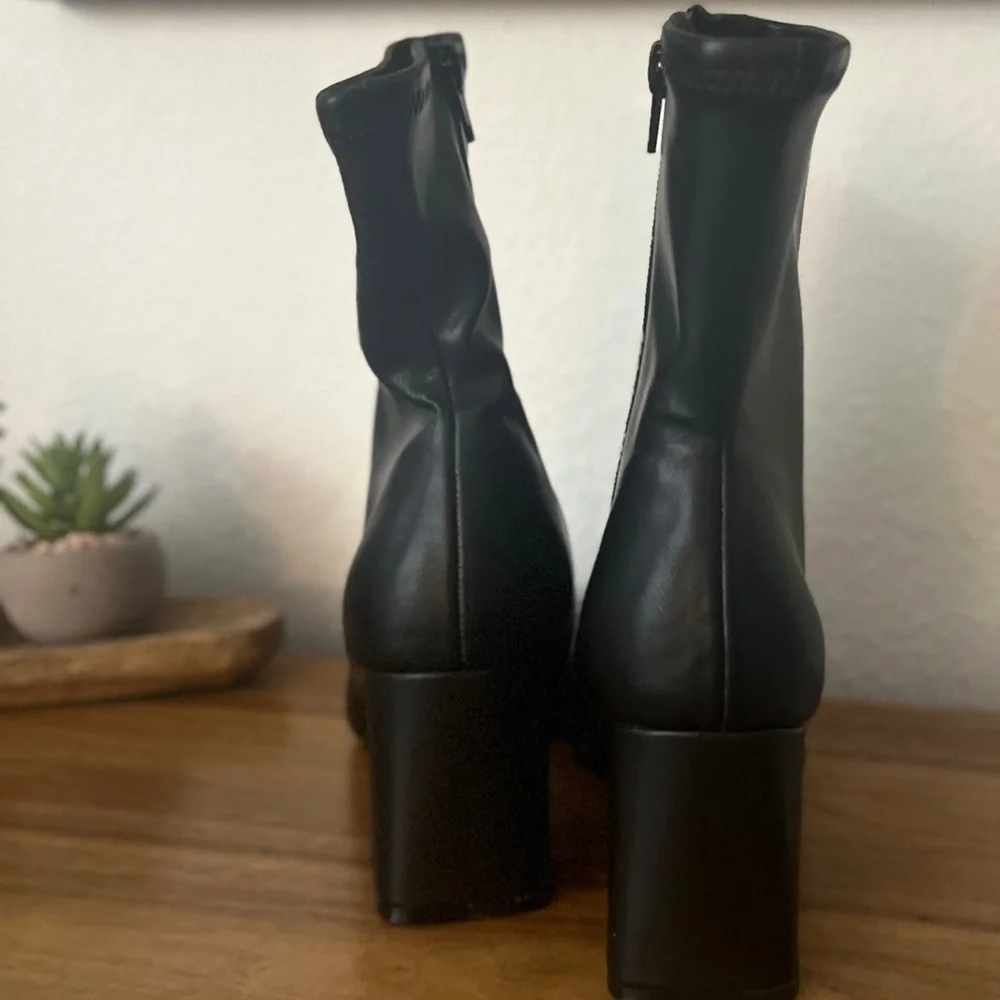 Steve Madden
Black
Size 9.5
Ankle Boots
2.5” heel
NWT - Picture 7 of 16